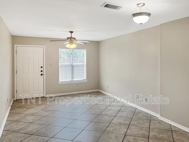 Building Photo - 1811 Woodsman Dr