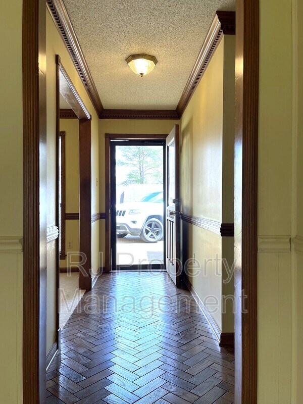 Building Photo - 421 Griffon Dr