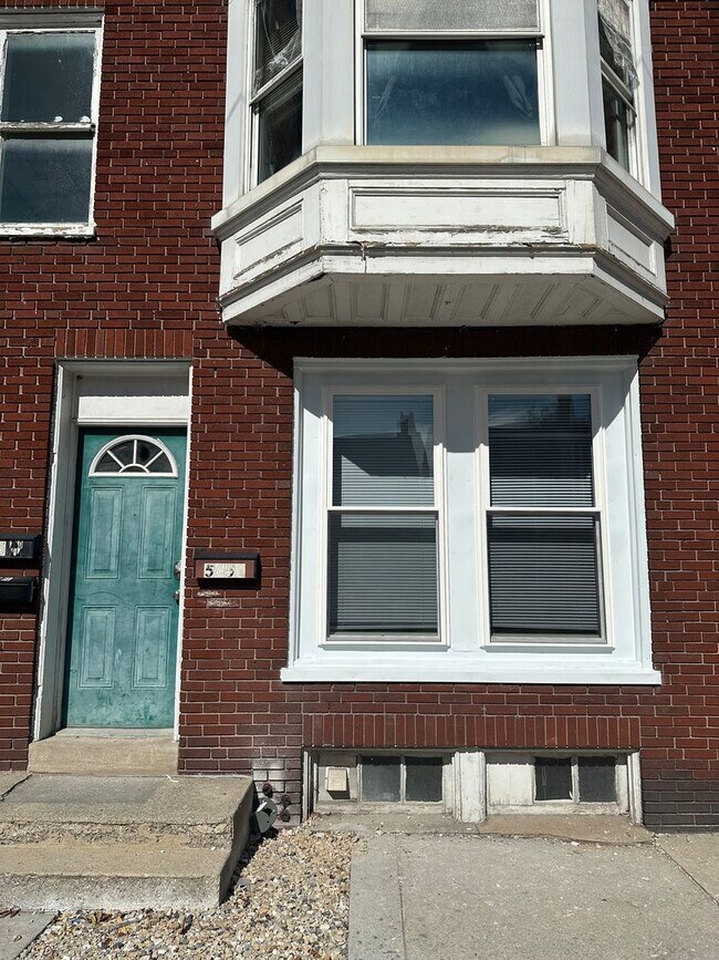 Building Photo - 565 W Market St
