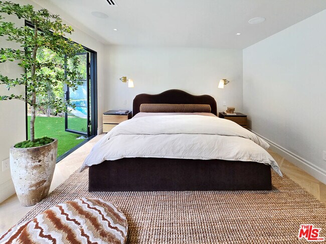 Building Photo - 2288 Coldwater Canyon Dr