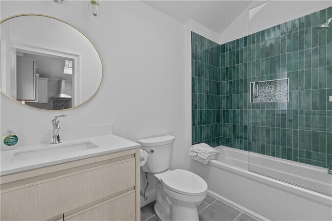 Building Photo - 34 E Bowery St