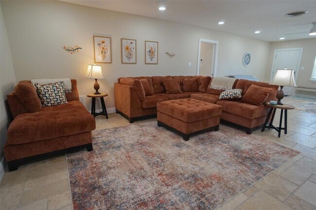 Building Photo - 929 Lantana Ave