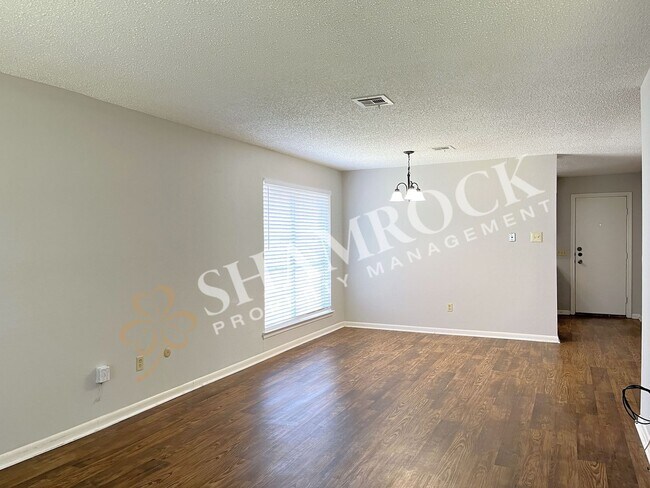 Building Photo - Convenient location close to shopping and Hwy 6!