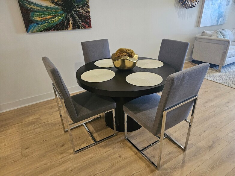 Building Photo - 2137 Pelham Dr