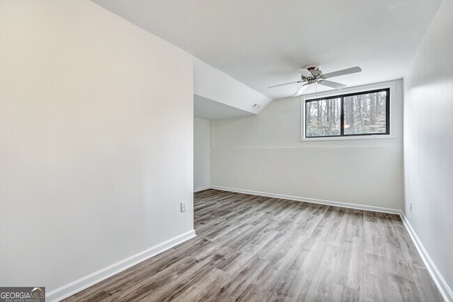 Building Photo - 75 Lakeshore Dr NW