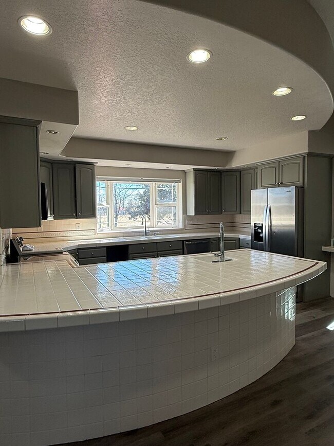 Building Photo - Spacious Redmond Estate on 14 Acres – 4,300+ Sq Ft, Pastures, 4-Car Garage