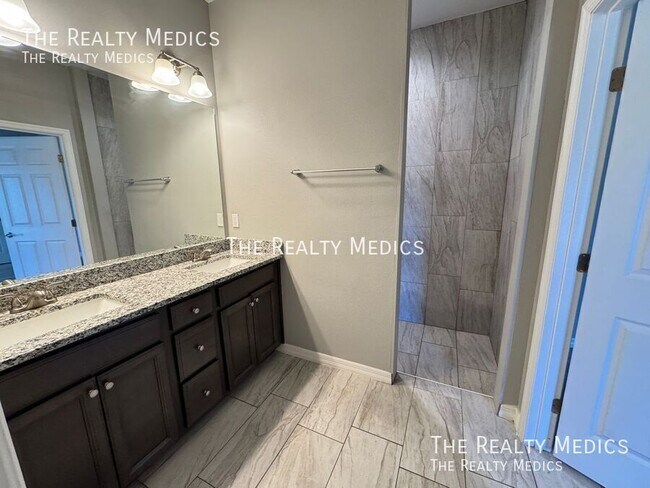 Building Photo - 2570 SE Rayburn Ave