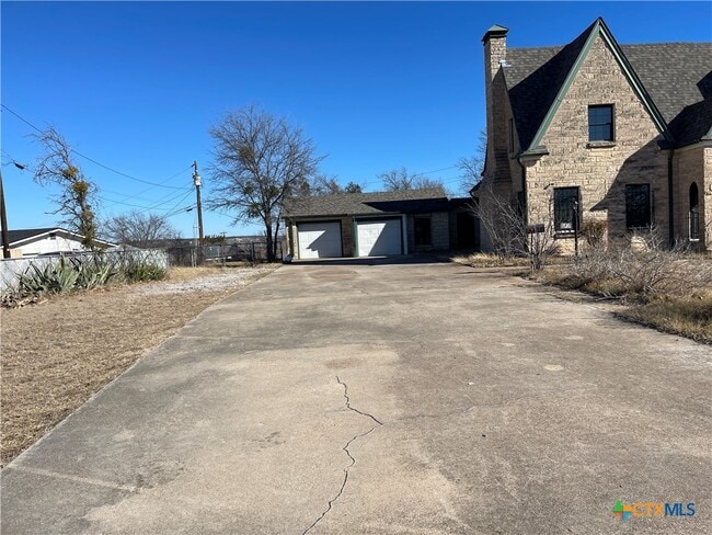 Building Photo - 111 W Fowler Ave