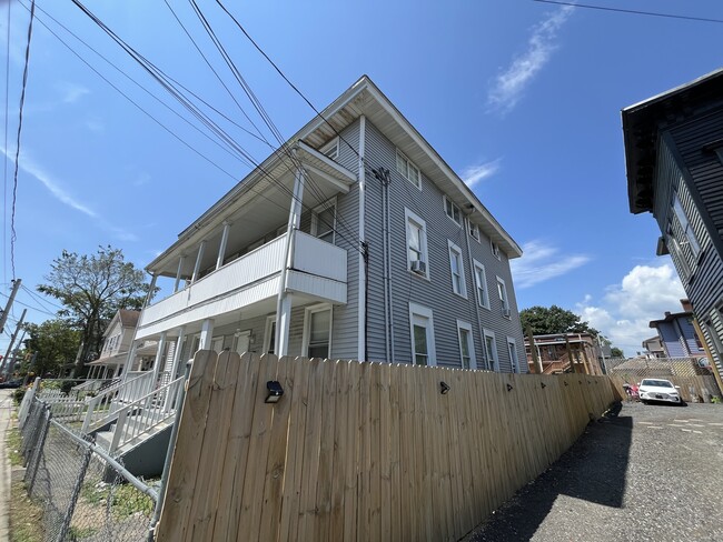 Building Photo - 695 Kossuth St