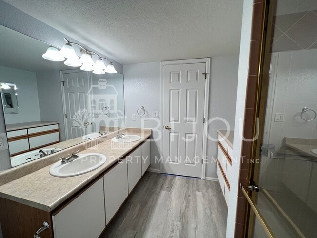 Building Photo - Spacious Rockrimmon Townhome