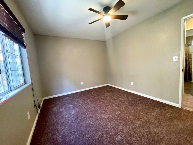 Building Photo - 3035 S Palm Grove Ave