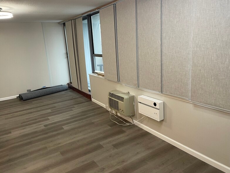 Building Photo - 2740 N Pine Grove Ave