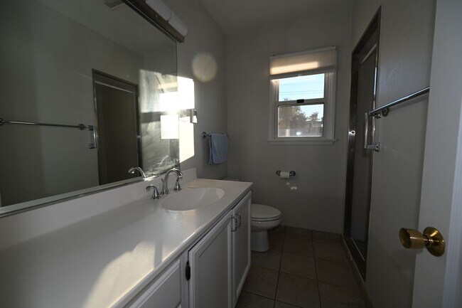 Building Photo - Beautiful Home with Gorgeous Views