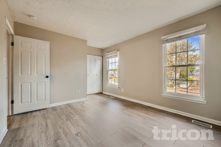 Building Photo - 9432 Seven Courts Dr