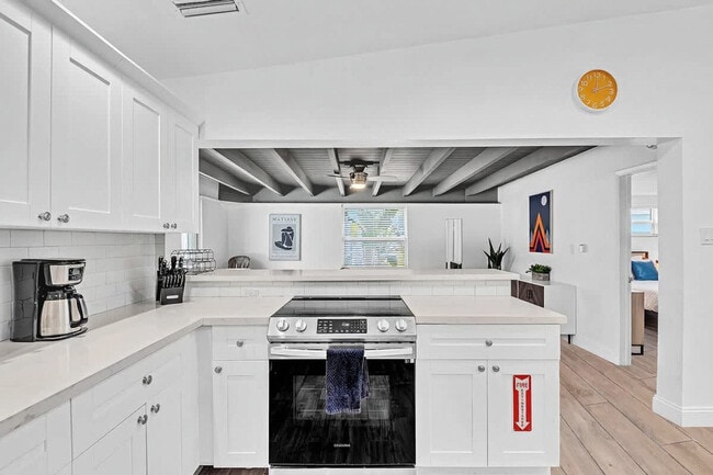 Building Photo - 1568 NE 35th St