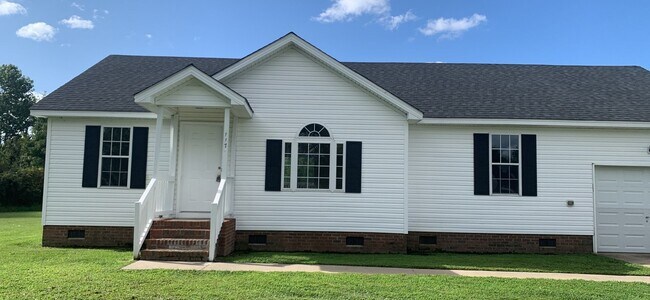 Building Photo - Stunning Country Home