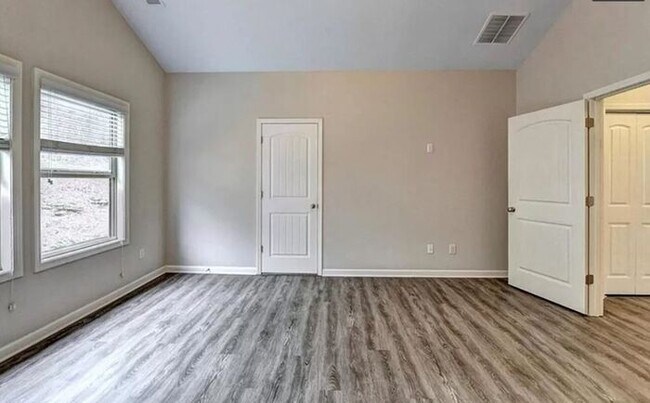 Building Photo - 5076 Apple Grove Rd NE