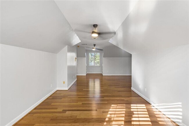 Building Photo - 2910 Emerald Dr