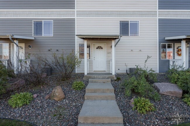 Building Photo - SPACIOUS TOWNHOME CONVENIENTLY LOCATED WITH IN-UNIT LAUNDRY