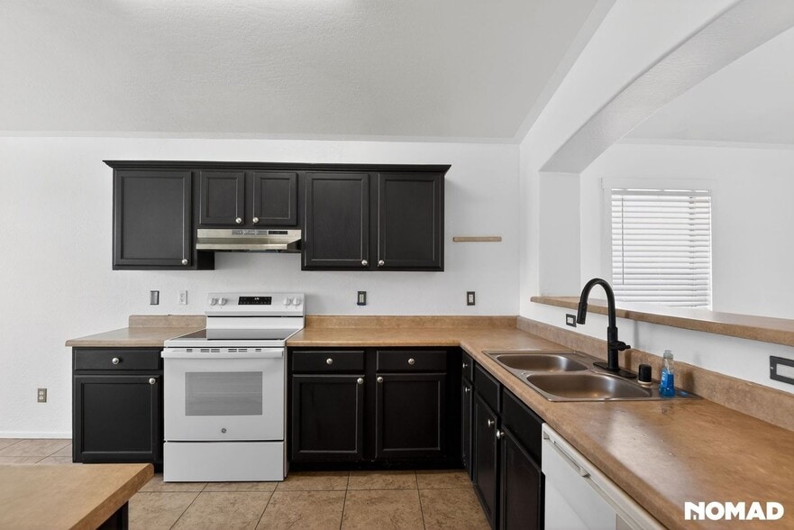 Building Photo - 5719 S 31st Dr