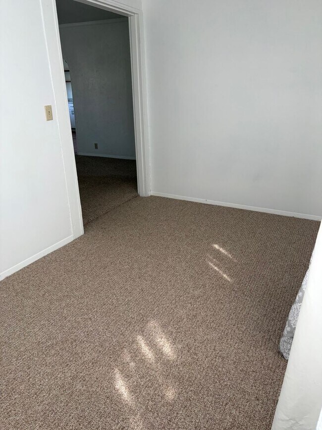 Building Photo - Newly Remodeled Two Bedroom with Sun Room!