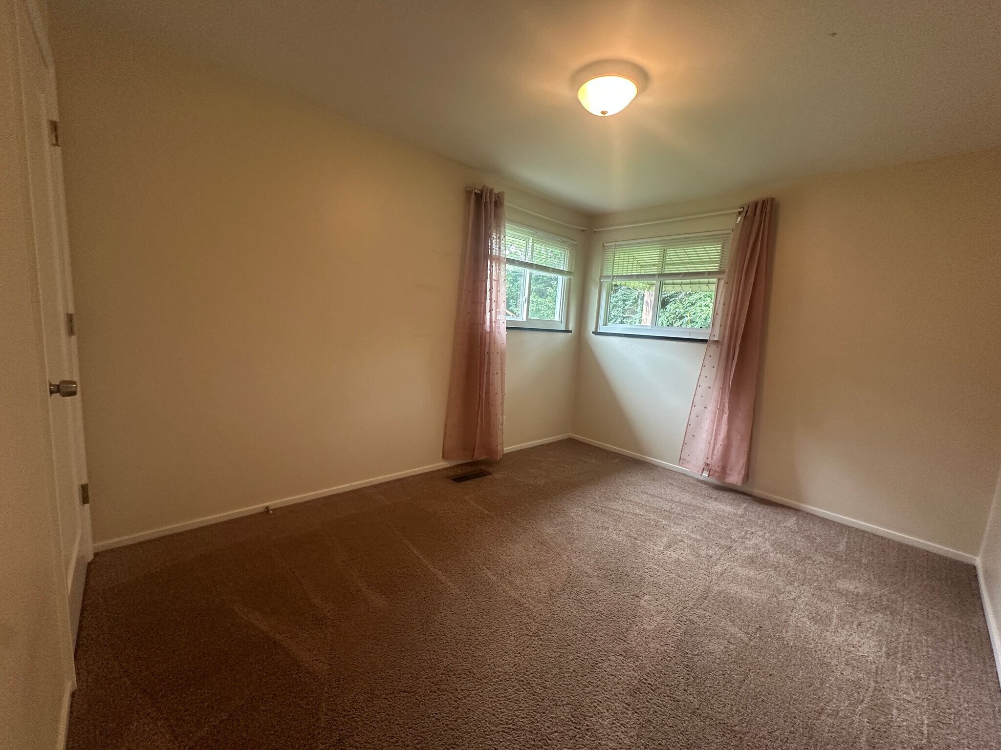 Building Photo - 4055 Royal Oak Dr