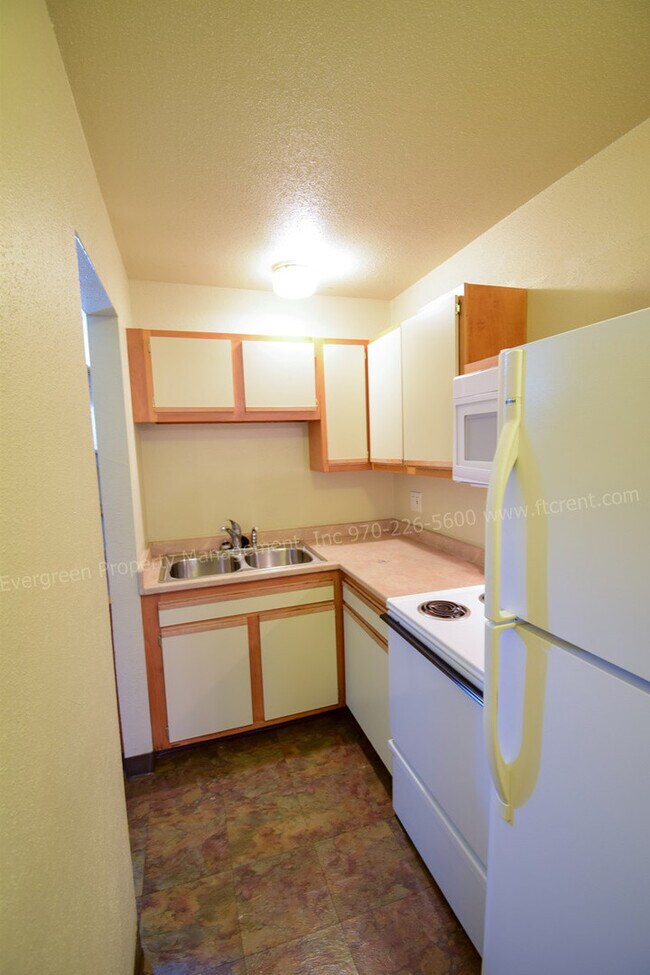 Building Photo - 923 James Ct