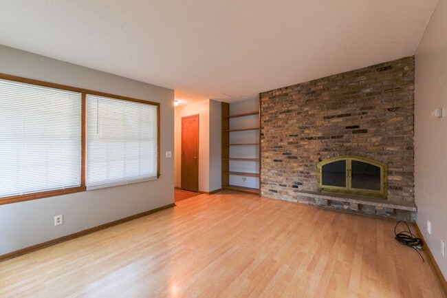 Building Photo - 1943-1945 Buchanan St NE