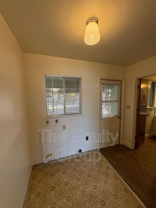 Building Photo - 542 S Redwood St