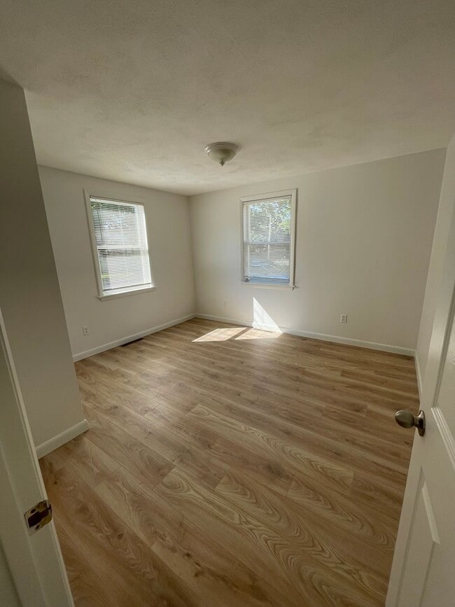 Building Photo - Charming 2BR Home Just Steps from the Beach!