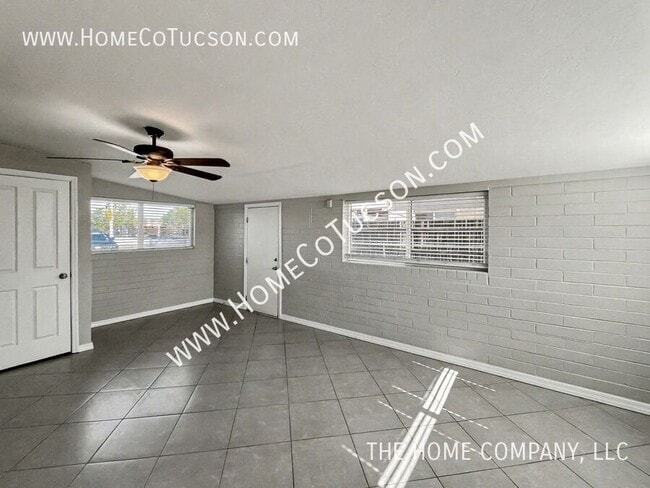 Building Photo - 2404 E Cameron Vista