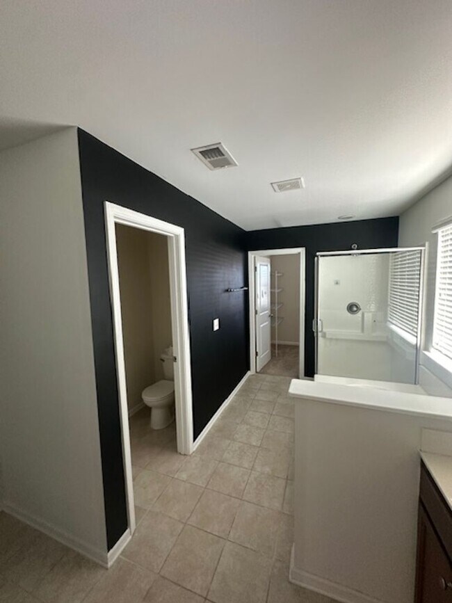Building Photo - *** MOVE IN SPECIAL *** MOVE IN SPECIAL  -...