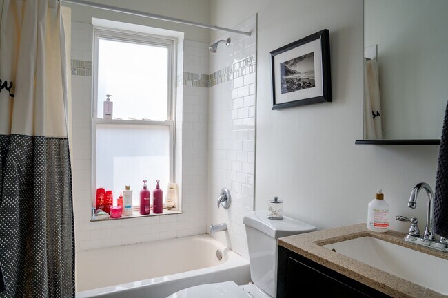 Building Photo - Albany Park - 2 Bed / 1 Bath - Laundry In-Unit w/ Central Heat