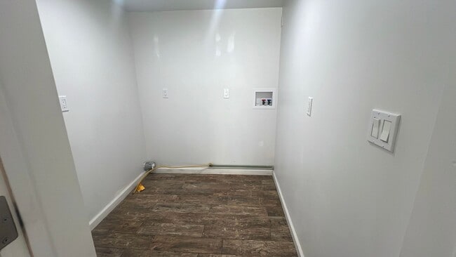 Building Photo - EAST PALMDALE HOME