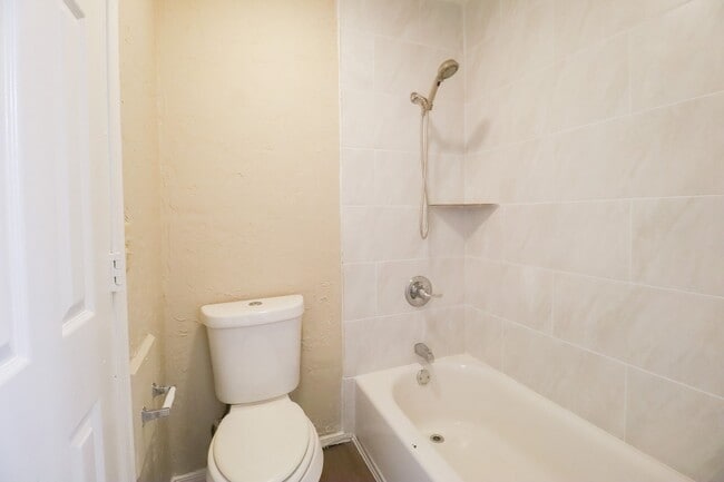 Building Photo - 3 Bed | 1 Bath in East Tulsa!