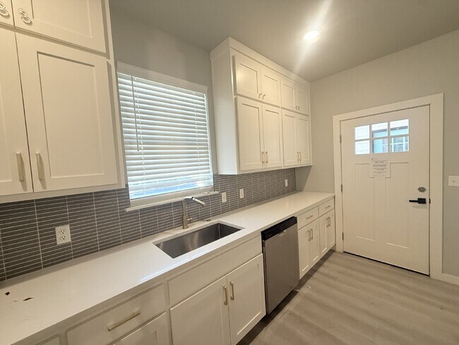 Building Photo - Updated Townhome in OKC