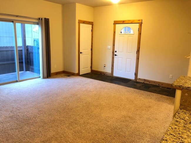 Building Photo - Great 3 Bedroom SW Bend Single Family Home