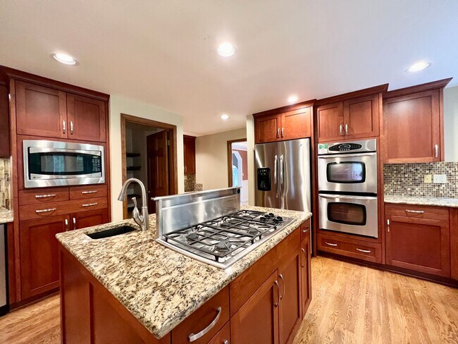 Building Photo - Golf Course Home in Mill Creek!