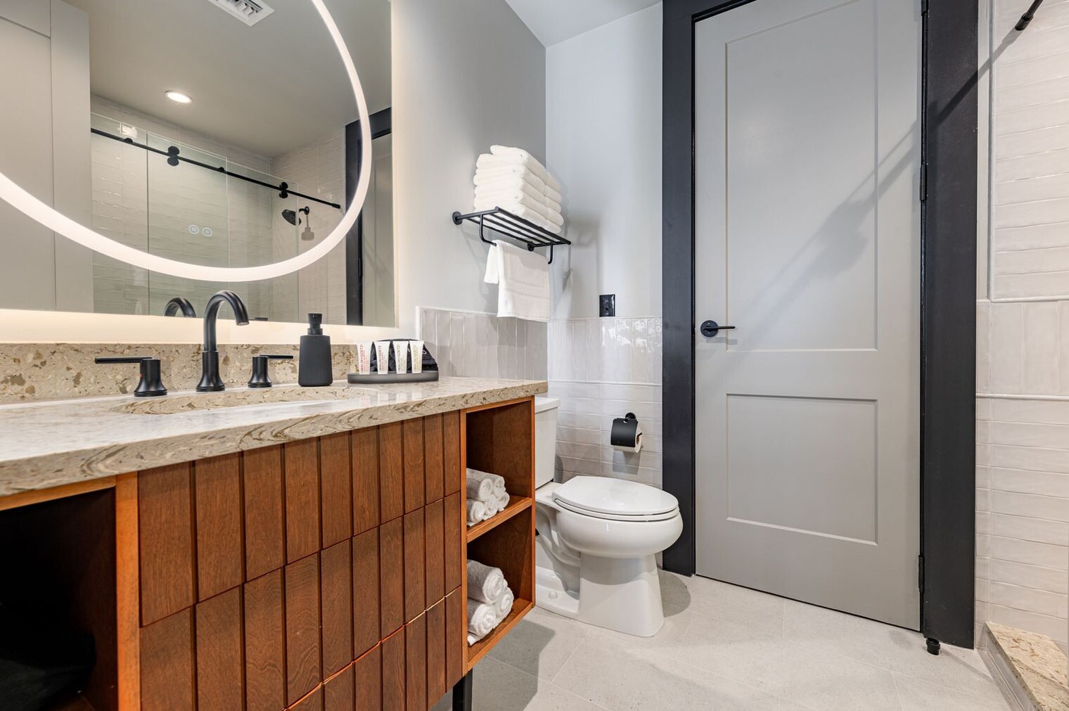 Building Photo - 1011 Canal St