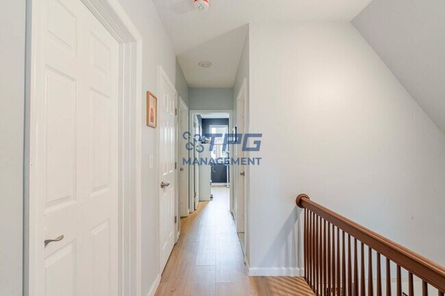 Building Photo - 211 Park Ave