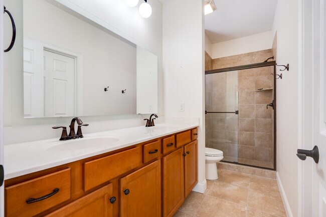 Building Photo - 208 Pointe Oakwood Way