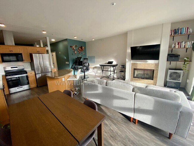 Building Photo - Stylish Capitol Hill Loft Condo w/ Floor-to-Ceiling Windows, Gas Fireplace