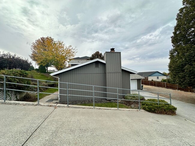 Building Photo - 336 Satus St