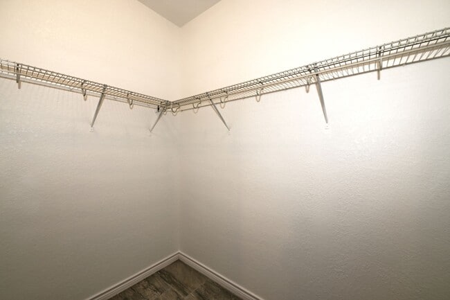 Building Photo - 5 bed | 3 bath | Corner lot | Fully remode...