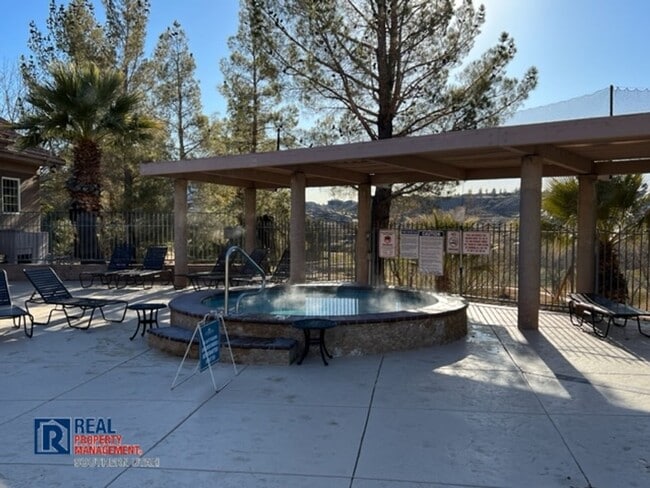 Building Photo - Fully Furnished Home