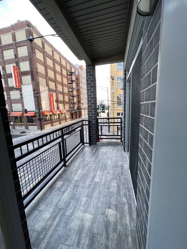 Building Photo - 1002 W Van Buren St
