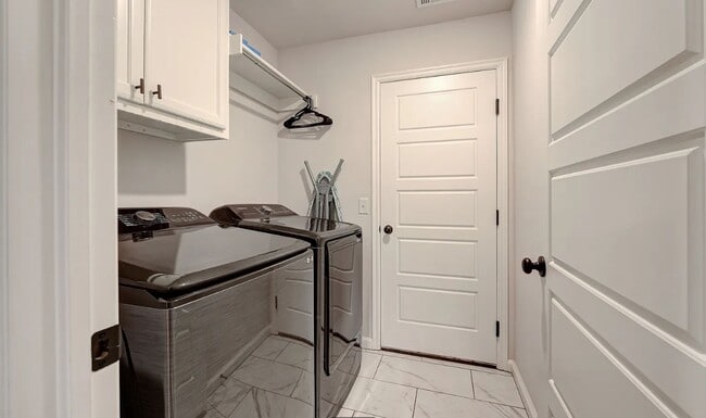 Building Photo - 4 Bedroom 2 Bathroom home with all appliances included