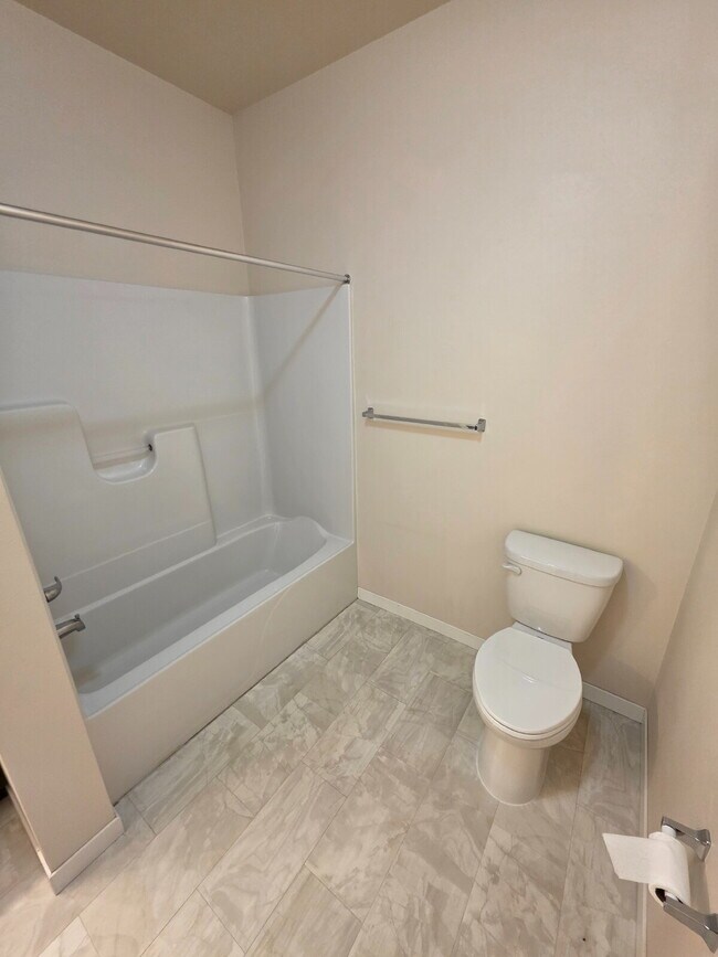 Building Photo - 2 Bedroom | 1 Bathroom 2nd Floor Apartment Available RIGHT NOW!