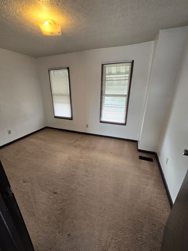 Building Photo - 406 1/2 S Hague Ave-
