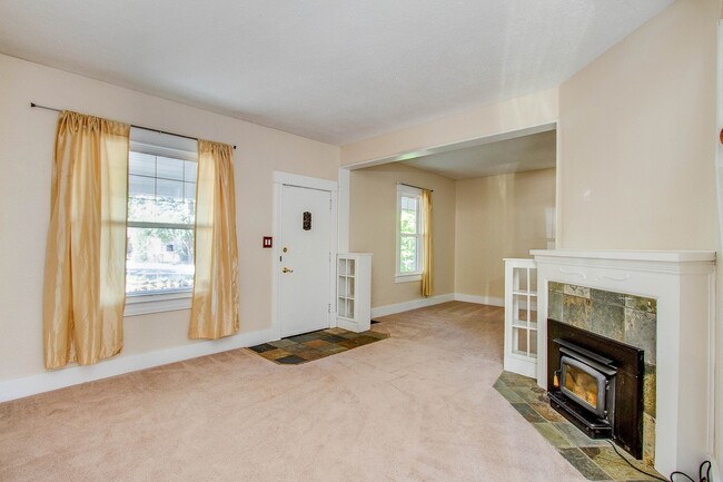 Building Photo - Charming 4BD Victorian near Downtown Color...
